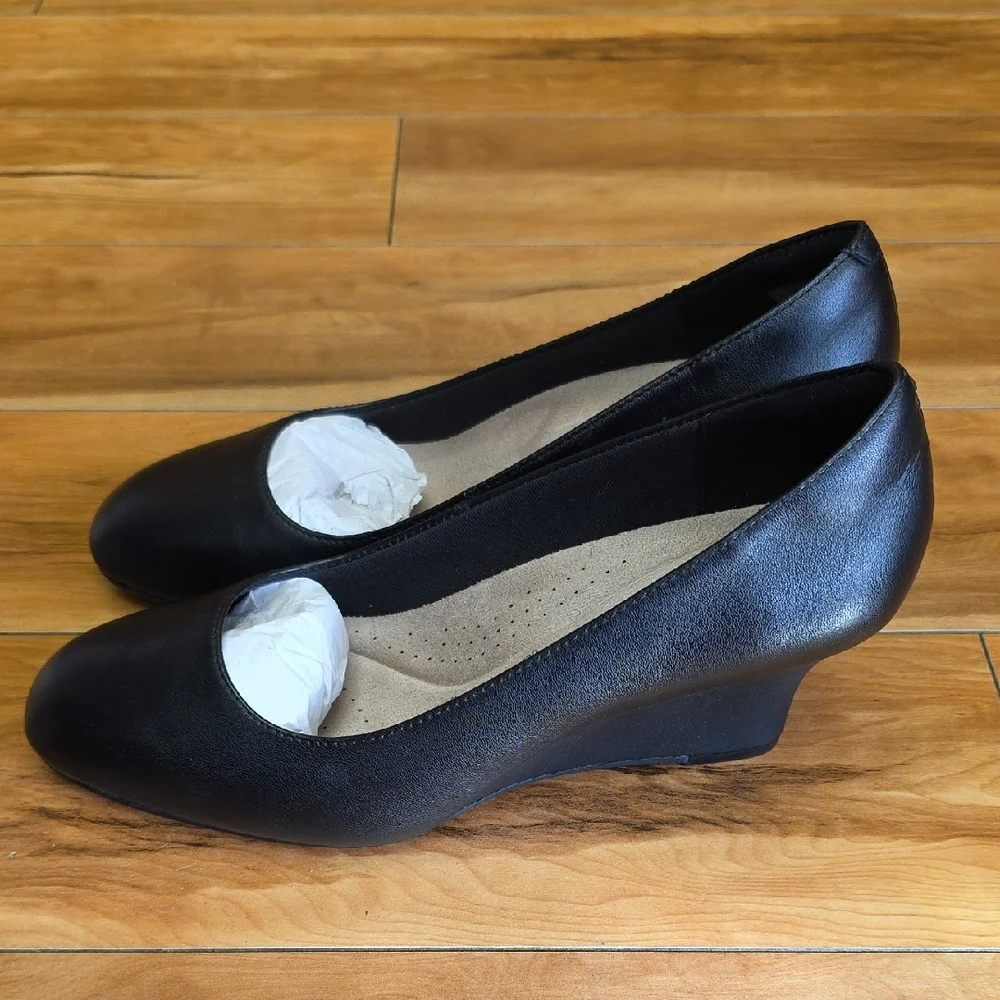Clarks Size 9.5 Olivette Pearl Slip On Wedge Comfort Pump Leather Black NEW